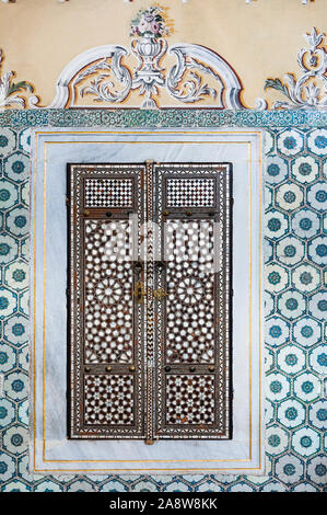 Fenêtre richement décorées avec incrusté de nacre dans le palais de Topkapi Harem (hall avec une fontaine), Istanbul Banque D'Images
