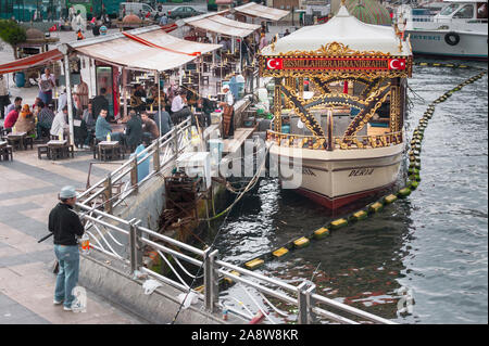 La décoration traditionnelle sandwich poisson Balik Ekmek voile à Eminonu Istanbul, Turquie Banque D'Images