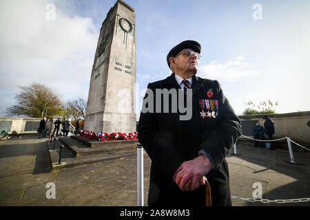 Swansea, Pays de Galles, Royaume-Uni. 11 novembre 2019. Service de l'armistice au monument commémoratif de guerre Swansea, Pays de Galles, le pays se tut à 11h00 pour commémorer ceux qui ont combattu et sont morts. Sur la photo est de 100 ans, ancien combattant, Fred Jeacock, qui ont servi pendant la Seconde Guerre mondiale Guerre mondiale comme un ingénieur de l'air dans un bombardier Lancaster. Crédit photo : Robert Melen/Alamy Live News. Banque D'Images