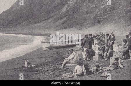 Les résidents de l'île Tristan da Cunha, Océan Atlantique 1930 - H.M.S. Carlisle la distribution du courrier et des fournitures. Banque D'Images