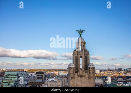 Liverpool, Royaume-Uni - 30 octobre 2019 : Vue aérienne de la Royal Liver Building et Liverpool City skyline Banque D'Images