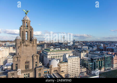 Liverpool, Royaume-Uni - 30 octobre 2019 : Vue aérienne de la Royal Liver Building et Liverpool City skyline Banque D'Images