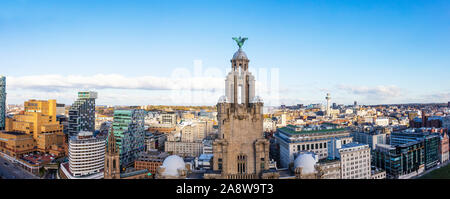 Liverpool, Royaume-Uni - 30 octobre 2019 : Vue aérienne de la Royal Liver Building et Liverpool City skyline Banque D'Images