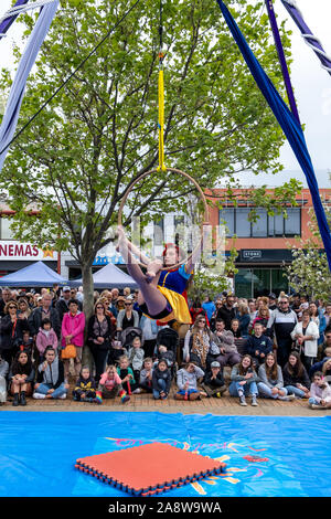 Melbourne, Australie - 20 octobre 2019 : soies aériennes acrobat performing sur la rue en face de foule Banque D'Images