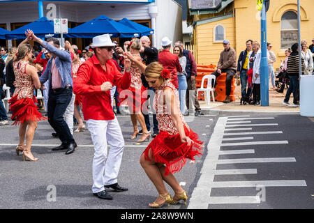 Melbourne, Australie - 20 octobre 2019 : Les danseurs d'effectuer des mouvements de danse dans les rues de Mornington pendant music festival Banque D'Images