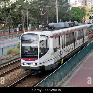 Light Rail tram à Tuen Mun Banque D'Images