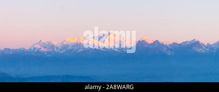 Panorama du majestueux Mont Kanchendzonga gamme d'Himalaya au premier lever du soleil de la colline de tigre. Premier rayon de soleil a frappé à partir de montagne belle journée Banque D'Images