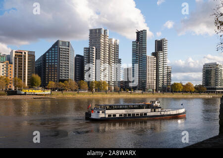 Londres La Corniche du développement sur Albert Embankment partie de Nine Elms zone de régénération. Novembre 2019 à la recherche sur la Tamise à la Corniche Banque D'Images