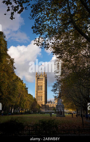 Automne Londres Victoria Tower Palace de Westminster et les feuilles d'automne reflètent dans Victoria Tower Gardens. 8 Nov 2019 la Tour Victoria est un carré de Banque D'Images