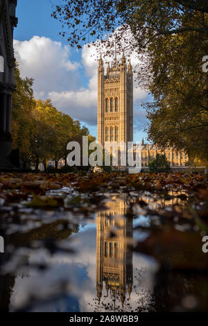 Automne Londres Victoria Tower Palace de Westminster et les feuilles d'automne reflètent dans Victoria Tower Gardens. 8 Nov 2019 la Tour Victoria est un carré de Banque D'Images