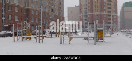 Vue panoramique de la ville d'hiver, aire de jeux et terrain de sport dans la neige Banque D'Images