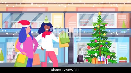 Les femmes de race mix in santa hat shopping joyeux noël bonne année les vacances d'hiver, célébration moderne concept fashion mall portrait intérieur sketch vector illustration Illustration de Vecteur