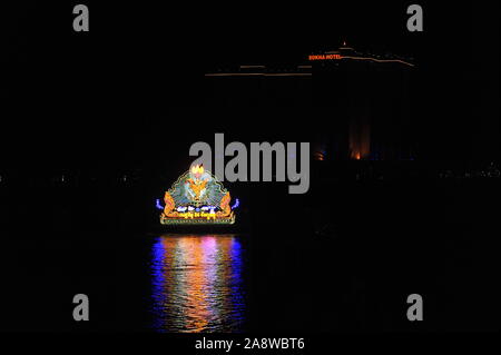 Un flotteur lumineux jette sa réflexion sur la rivière Tonle Sap au cours de la fête de l'eau du Cambodge, Phnom Penh, Cambodge. © Kraig Lieb Banque D'Images