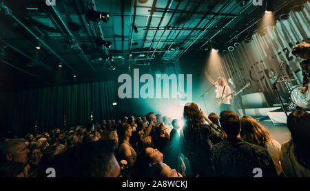 Copenhague, Danemark. 08ème, novembre 2019. Le groupe de rock danois Go Go Berlin effectue un concert live à l'hôtel Cecil à Copenhague. Ici le chanteur et musicien Christian Vium est vu sur scène. (Photo crédit : Gonzales Photo - Nikolaj Bransholm). Banque D'Images