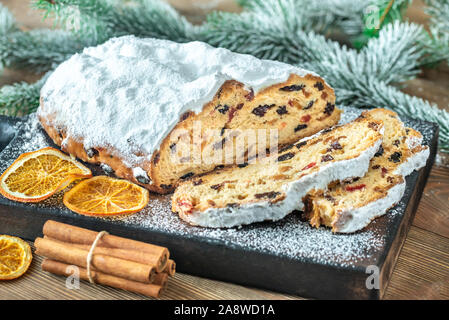 - Stollen allemand traditionnel pain mangé pendant la saison de Noël Banque D'Images