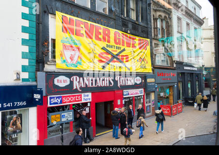 Ranelagh's Tavern, Liverpool, Royaume-Uni. Bannière de protestation contre le soleil de la couverture dans les journaux de la catastrophe du stade de football Hillsborough à Sheffield le 15 A Banque D'Images