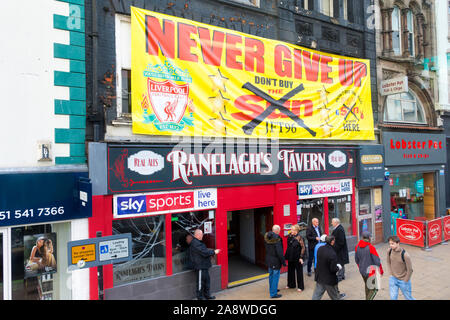 Ranelagh's Tavern, Liverpool, Royaume-Uni. Bannière de protestation contre le soleil de la couverture dans les journaux de la catastrophe du stade de football Hillsborough à Sheffield le 15 A Banque D'Images