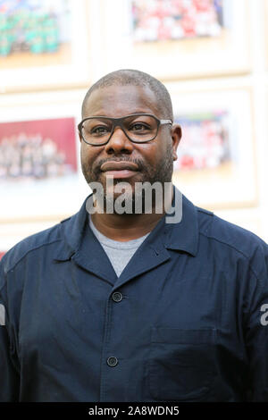 Londres, Royaume-Uni. 11Th Nov, 2019. Turner Prize-winning artiste et cinéaste oscarisé Steve McQueen pose pour la photo à l'occasion de son exposition à l'année 3 de la Tate Britain. Une installation de plus de 3 000 photographies de classe qui tapissent le mur de Tate BritainÕs Nerval Galeries, représentant plus de 70 000 élèves de l'année 3 écoles primaires LondonÕs.L'exposition s'ouvre le 12 novembre jusqu'au 3 mai 2020 Crédit : Dinendra Haria/Alamy Live News Banque D'Images