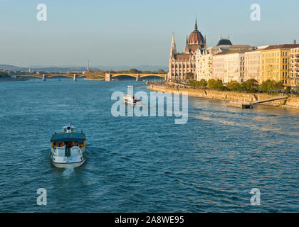 Les passagers voyageant en bateau la rivière en amont vers le bâtiment du parlement hongrois. Budapest Banque D'Images