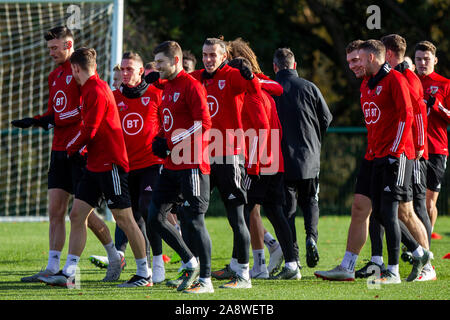 Hensol, Cardiff, Pays de Galles, Royaume-Uni. 11Th Nov, 2019. Hensol, Pays de Galles, Royaume-Uni, le 11 novembre 2019. Gareth Bale (centre) semble prêt à embrasser Ben Davies au cours de formation de l'équipe nationale de football du Pays de Galles à Vale Resort à l'avance correspond à l'encontre de l'Azerbaïdjan et la Hongrie. Credit : Mark Hawkins/Alamy Live News Banque D'Images