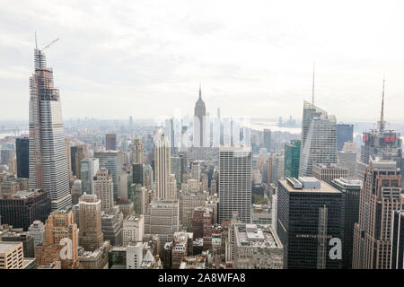 Vue de la ville de New York et de l'Empire State Building, Rockefeller Center, New York, NY, États-Unis d'Amérique, USA. Banque D'Images