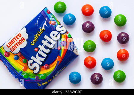 Sachet de bonbons bonbons Skittles côté sombre ouvert en édition limitée avec des matières déversées bonbons gommeux renversé dans un shell avec des saveurs de Sucre Banque D'Images