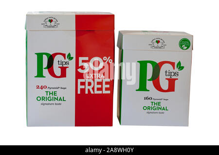 Boîtes de PG Tips les sachets de la signature originale du goût, l'un 160 sacs pyramide l'autre 50 % extra gratuitement 240 sacs pyramide isolé sur fond blanc Banque D'Images