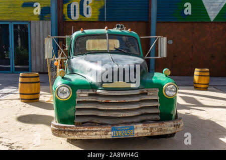 11.04.2018 - Dubaï. Émirats arabes unis : Old rusty chevrolet voiture sur la la mer beach club Banque D'Images