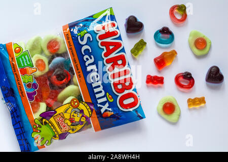 Sachet de bonbons bonbons bonbons Haribo Scaremix ouvert avec table des matières déversées renversé sur fond blanc Banque D'Images