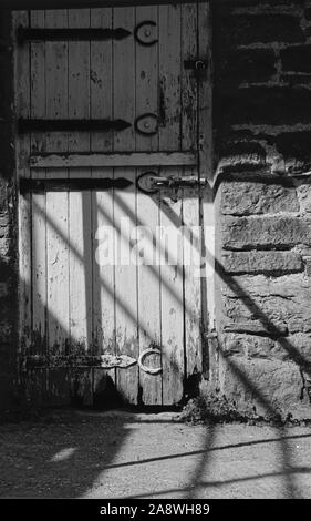 Ombres sur une ancienne porte de l'écurie