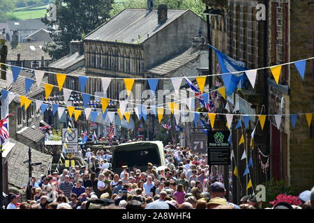 Les gens sur la rue principale de Haworth, 1940 week-end, Yorkshire Banque D'Images