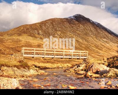 Pont sur la rivière populaire sous une Coupall82 l'autoroute, la vallée de Glen Coe dans les Highlands écossais Banque D'Images