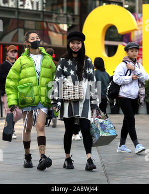 Beijing, Chine. 11Th Nov, 2019. Chinese visitez un centre commercial international sur la Journée 'Singles' à Pékin le lundi 11 novembre, 2019. Créée dans les années 90 par les étudiants pour célébrer leur fierté d'être seule, des célibataires jour est devenu le jour de shopping en ligne parmi les plus populaires avec les détaillants offrant des rabais énormes sur les biens de consommation. Photo par Stephen Shaver/UPI UPI : Crédit/Alamy Live News Banque D'Images