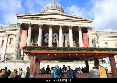 Londres, Royaume-Uni. 11 novembre, 2019. Un marché de Noël de style allemand aussi connu sous le nom de "Christkindlmarkt" avec des stands vendant une variété d'aliments s'ouvre au public à Trafalgar Square. Marchés de Noël en Allemagne, et remonte à la fin du Moyen Âge dans la partie germanophone de l'Europe et sont actuellement en cours dans de nombreux autres pays. Credit : amer ghazzal/Alamy Live News Banque D'Images