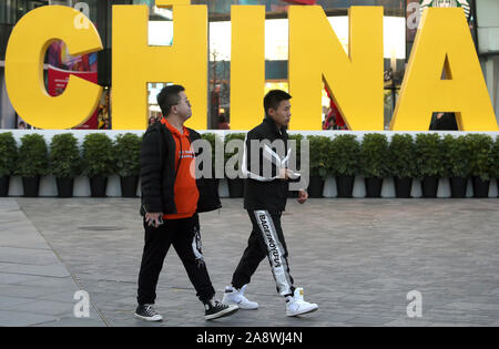 Beijing, Chine. 11Th Nov, 2019. Chinese visitez un centre commercial international sur la Journée 'Singles' à Pékin le lundi 11 novembre, 2019. Créée dans les années 90 par les étudiants pour célébrer leur fierté d'être seule, des célibataires jour est devenu le jour de shopping en ligne parmi les plus populaires avec les détaillants offrant des rabais énormes sur les biens de consommation. Photo par Stephen Shaver/UPI UPI : Crédit/Alamy Live News Banque D'Images