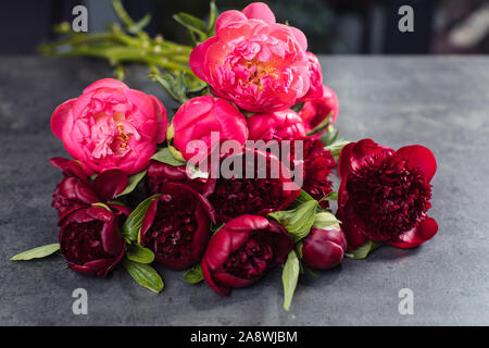 Magnifique bouquet de pivoines red charm et corail. Livraison de fleurs Banque D'Images