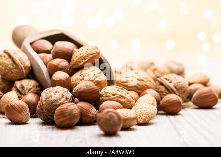 Variété d'écrous avec scoop sur la table en bois Banque D'Images