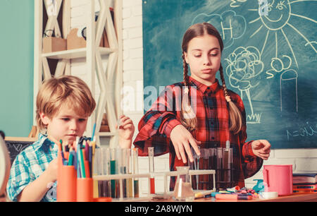 Développement précoce des enfants. retour à l'école. instrument optique microscope à science de classe. des enfants heureux. apprendre à l'aide de microscope à l'école leçon. Camarades de faire leurs devoirs ensemble Banque D'Images