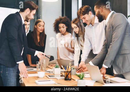 Réunion d'affaires. Les gens occupés working in office Banque D'Images