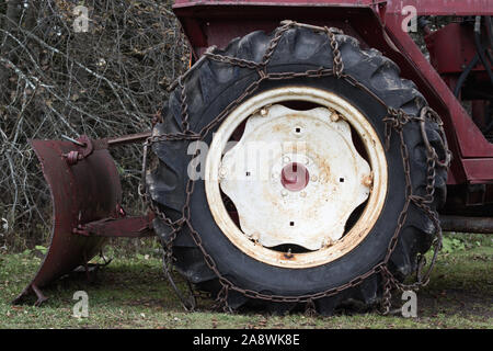 Vieux pneu du tracteur et charrue arrière prêt à travailler Banque D'Images