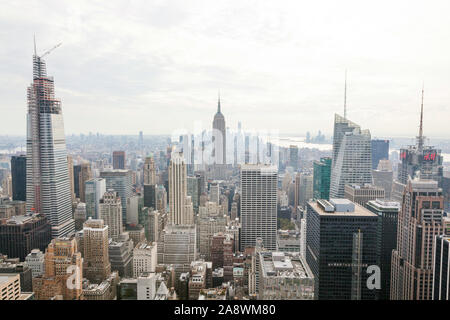Vue de la ville de New York et de l'Empire State Building, Rockefeller Center, New York, NY, États-Unis d'Amérique, USA. Banque D'Images