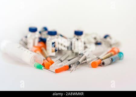 Ampoules, flacons de médicaments et de seringues sur fond blanc avec l'exemplaire de l'espace pour le traitement de texte, concept de médicament libre Banque D'Images