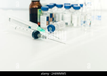 Ampoules, flacons de médicaments et de seringues sur fond blanc avec l'exemplaire de l'espace pour le traitement de texte, concept de médicament libre Banque D'Images