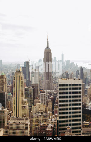 Vue de la ville de New York et de l'Empire State Building, Rockefeller Center, New York, NY, États-Unis d'Amérique, USA. Banque D'Images