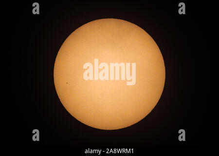 Harrogate, Royaume-Uni. 11 novembre, 2019. Temps nuageux dans le Nord de l'Angleterre essaie de cacher le transit de la planète Mercure dans tout le disque du soleil, Harrogate, North Yorkshire, UK. Dernier passage de la planète pendant 13 ans. Credit : pris la photographie lumière/Alamy Live News Banque D'Images