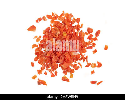 Quelques carottes hachées isolé sur fond blanc avec espace pour copier du texte ou des images. Épices et herbes. L'alimentation, la cuisine, restaurant, concept d'emballage. F Banque D'Images