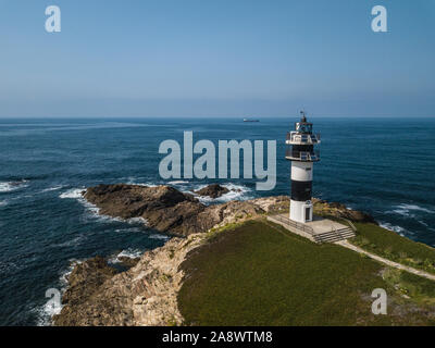 Vue aérienne du phare sur l'île de Pancha. Le nord de l'Espagne en été. Banque D'Images