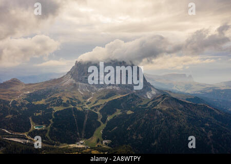 Vue aérienne de l'Brunecker Turm, Langkofel montagnes et le Passo Gardena Pass au coucher du soleil. Dans les Dolomites Tyrol du Sud. Banque D'Images