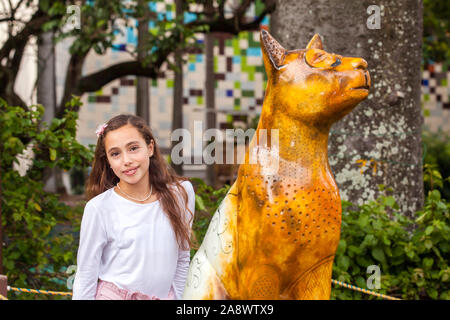 CALI, COLOMBIE - Octobre 2019 : Jeune fille touriste en visite le célèbre chat statues faites par différents artistes de la ville de Cali en Colombie Banque D'Images