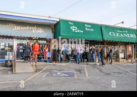 Les gens en dehors de la file d'célèbre Bluebird Cafe. Cette music club ouvert en 1982 et dispose d'acoustique musicale par ses compositeurs. Banque D'Images